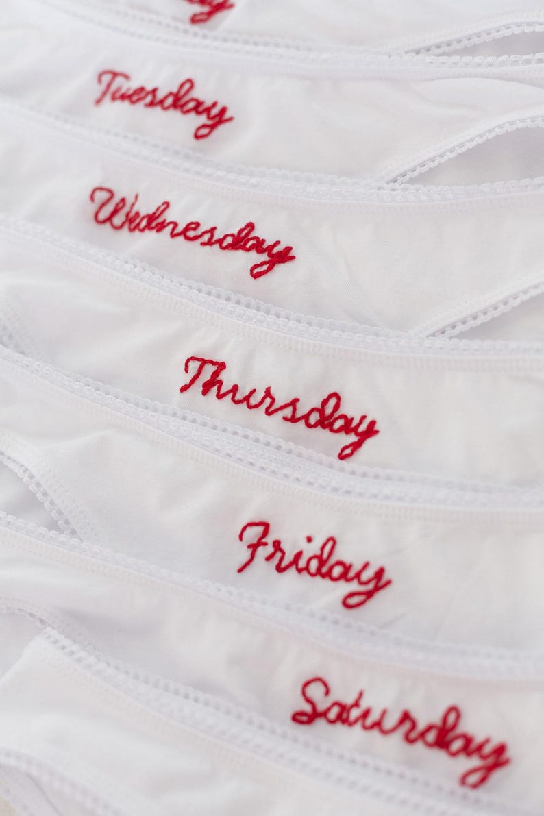 Ropa interior bordada a mano con los días de la semana imagen 3