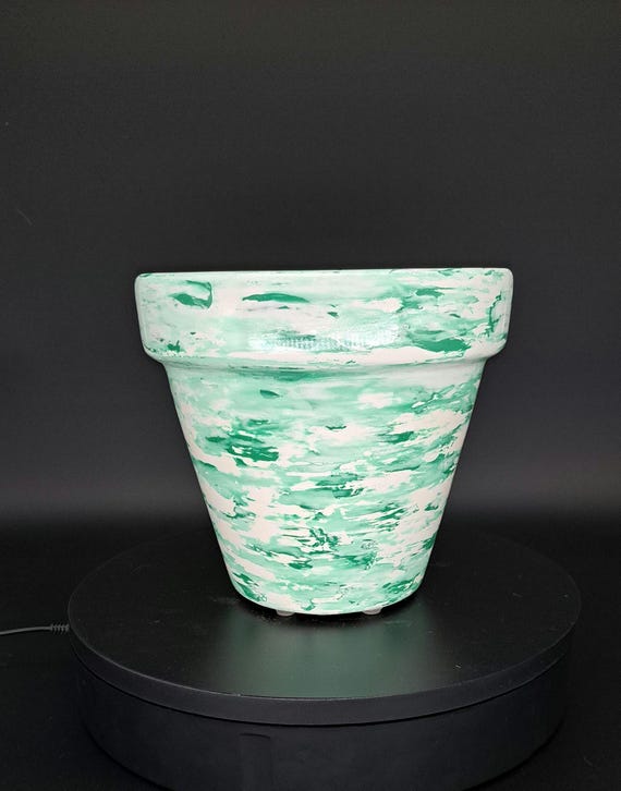 Schlichte Linie Vase Weiß mit grünen Nuancen