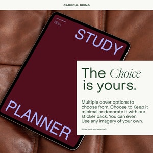 Op de afbeelding: Een bordeauxrode planner met het woord "PLANNER" in witte tekst op de omslag. De planner ligt op een bruine leren ondergrond. De tekst "STUDY" is zichtbaar in de rechterbovenhoek van de planner. De tekst "The Choice is yours." is zichtbaar in een wit kader onder de planner. De tekst "Multiple cover options to choose from. Choose to Keep it minimal or decorate it with our sticker pack. You can even Use any imagery of your own." is zichtbaar in het witte kader onder de planner. De tekst "Sticker pack sold separately" is zichtbaar in het witte kader onder de planner.