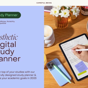 Op de afbeelding: Een digitale studieplanner op een tablet met een stylus, een blauwe telefoonhoes met een stylus en een kopje koffie op een houten tafel. De tekst op de tablet luidt "30 MAANDAG".