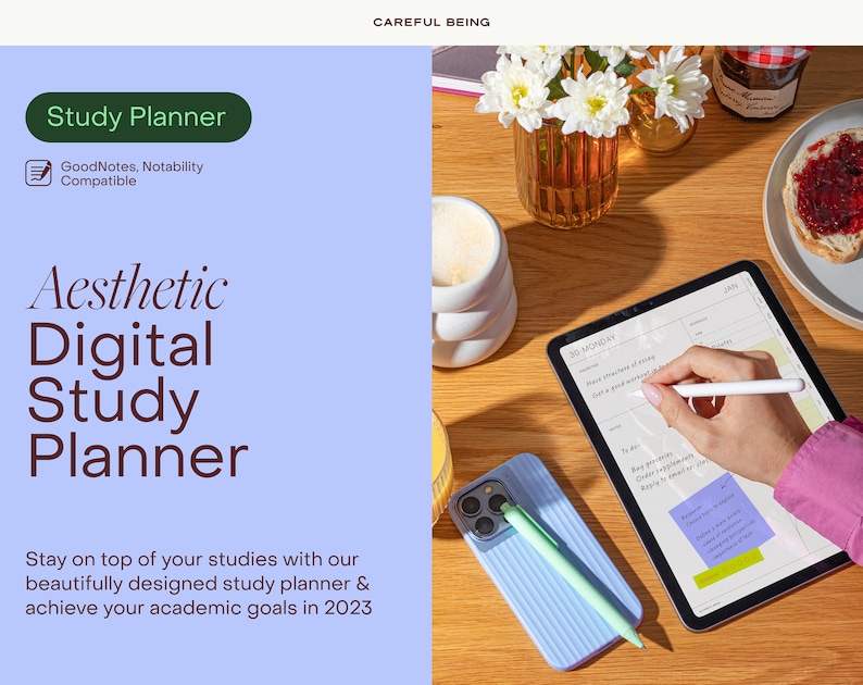 Op de afbeelding: Een digitale studieplanner op een tablet met een stylus, een blauwe telefoonhoes met een stylus en een kopje koffie op een houten tafel. De tekst op de tablet luidt "30 MAANDAG".