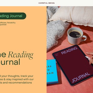 以下が含まれることがあります： ピンクと白の毛布の上に、赤い画面に「READING JOURNAL」と表示されたデジタルタブレットがあります。コーヒーカップと、「READ DREAM」と書かれた青いノートも写っています。