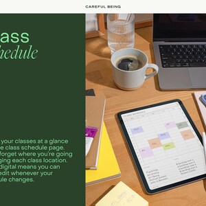 Op de afbeelding: Een digitale tablet met een klasrooster op het scherm. De tablet ligt op een houten bureau met een laptop, een kop koffie, een glas water en een paar plakbriefjes. De tekst op het scherm luidt "Class Schedule".