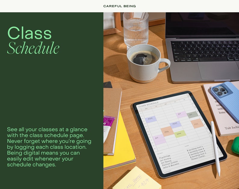 Op de afbeelding: Een digitale tablet met een klasrooster op het scherm. De tablet ligt op een houten bureau met een laptop, een kop koffie, een glas water en een paar plakbriefjes. De tekst op het scherm luidt "Class Schedule".