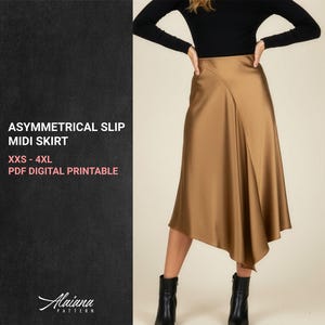 Op de afbeelding: Een midi-rok met asymmetrische slip in bronskleur. De rok heeft een uniek schuin ontwerp en is gemaakt van een glanzende, vloeiende stof. De tekst aan de linkerkant luidt "Asymmetrical Slip Midi Skirt" en "XXS - 4XL PDF Digital Printable".