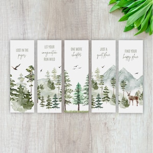 Può includere: Set di cinque segnalibri ad acquerello con scene di bosco e citazioni ispiratrici. Le citazioni sono "Persi nelle pagine", "Lascia che la tua immaginazione corra selvaggia", "Un altro capitolo", "Solo un posto tranquillo", e "Trova il tuo posto felice".