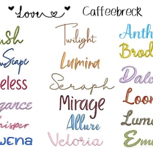 Peut inclure: Une collection de mots brod&eacute;s dans diverses polices cursives et imprim&eacute;es, incluant Love, Caffeebreck, Lush, Twilight, Anthem, DreamScape, Lumina, Broderis, Timeless, Seraph, Daloria, Elegance, Mirage, Loomora, Whisper, Allure, Lumeris, Sewena, Veloria et Emma.