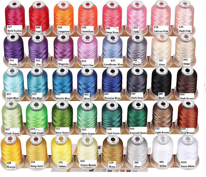 Peut inclure: Une collection de quarante bobines de fil &agrave; broder dispos&eacute;es en cinq rang&eacute;es de huit, pr&eacute;sentant un large spectre de couleurs incluant fuchsia, rouge, orange, bleu, vert, marron, blanc et noir, chacune &eacute;tiquet&eacute;e avec un nom et un code.
