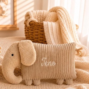 Peut inclure: Une peluche en velours c&ocirc;tel&eacute; beige en forme d'&eacute;l&eacute;phant avec une t&ecirc;te et une trompe textur&eacute;es. Le corps rectangulaire porte le pr&eacute;nom brod&eacute; "Teno" en &eacute;criture blanche. Le jouet poss&egrave;de de petites pattes arrondies et un pompon d&eacute;coratif.