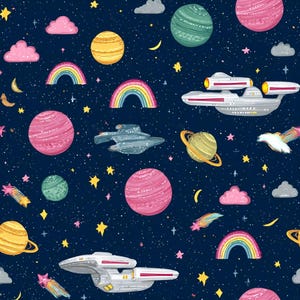 Könnte beinhalten: Ein dunkelblaues Stoffmuster mit Illustrationen von weißen Raumschiffen, bunten Planeten in Rosa, Grün und Gelb, Regenbögen, rosa und grauen Wolken, gelben Mondsicheln, Sternschnuppen und verstreuten gelben Sternen auf dem gesamten Design.