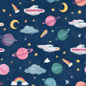 Könnte beinhalten: Ein dunkelblaues Stoffmuster mit einem sich wiederholenden Weltraummotiv, bestehend aus weiß-roten Raumschiffen, rosa, grünen und blauen Planeten mit Ringen, gelben Mondsicheln, gelben Sternen, weißen Wolken und kleinen bunten Regenbögen auf Wolken.