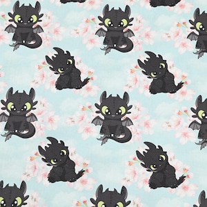 Könnte beinhalten: Ein sich wiederholendes Muster mit schwarzen Zeichentrickdrachen mit grünen Augen und kleinen Flügeln. Der Hintergrund ist hellblau mit rosa Kirschblüten. Geeignet für Stoff oder Tapete.