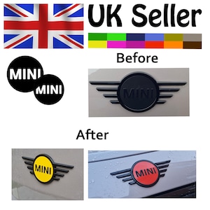 Puede incluir: Imágenes antes y después de la sustitución de un emblema de coche. El emblema original es negro con la palabra "MINI" en letras blancas. Los emblemas de reemplazo son amarillo y rojo con letras negras. El texto "UK Seller" es visible en la parte superior de la imagen.