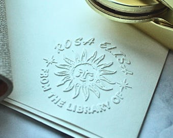 Buch Prägemaschine Personalisiert | Aus der Bibliothek von| Individuelle Buchprägung | Ex Libris - Geschenk für Buchliebhaber | Geschenk zum Abschluss