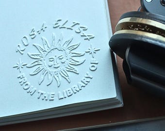 Buch Prägemaschine Personalisiert | Aus der Bibliothek von| Individuelle Buchprägung | Ex Libris - Geschenk für Buchliebhaber | Geschenk zum Abschluss
