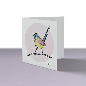 Leuke wenskaart voor verjaardagsvogel, geïllustreerd dierontwerp op milieuvriendelijke gerecyclede kaart