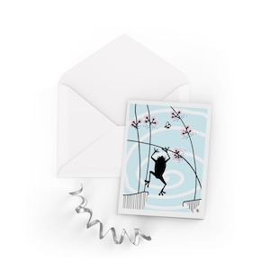 Bonita tarjeta de felicitación de cumpleaños con diseño de rana ilustrada en cartulina reciclada ecológica