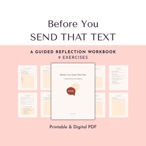 Op de afbeelding: Een begeleid reflectiewerkboek getiteld Before You Send That Text, met 9 oefeningen in een printbaar en digitaal PDF-formaat. De omslag toont twee tekstballonnen in donkerrood en lichtbeige tegen een zachtroze achtergrond.