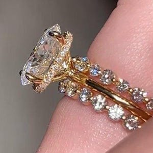 Förlovningsring med 3 karat ovalslipade diamanter i labbodlad guld | Ring i 14 karat gult guld | Vigselringset | Dold gloria | Brudset | Jubileumspresenter