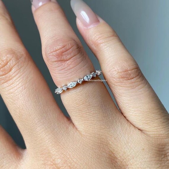 マーキスとラウンドダイヤモンドのミニマリスト結婚指輪、交互  