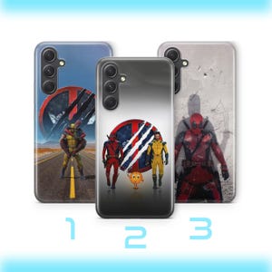 Peut inclure: Trois coques de smartphone avec des personnages Marvel. La coque 1 montre Wolverine portant Deadpool sur une route. La coque 2 affiche Deadpool, Wolverine et une petite horloge devant un logo griffé. La coque 3 représente Deadpool sur un mur texturé.