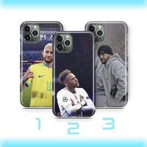 Könnte beinhalten: Drei Handyhüllen mit Bildern eines Fußballspielers. Die Hüllen sind transparent und zeigen den Spieler in verschiedenen Posen und Outfits. Die Hüllen sind unten mit 1, 2 und 3 nummeriert.