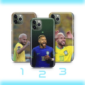 Könnte beinhalten: Drei Handyhüllen mit Bildern von brasilianischen Fußballspielern. Die erste Hülle zeigt einen Spieler in einem grün-gelben Trikot mit der Nummer 10. Die zweite Hülle zeigt einen Spieler in einem blauen Trikot mit der Nummer 10. Die dritte Hülle zeigt einen Spieler in einem grün-gelben Trikot mit der Nummer 10.