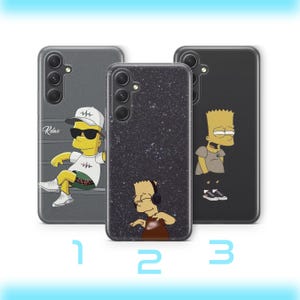 Puede incluir: Tres fundas para teléfono con diseños de personajes de dibujos animados. Una funda es gris con un gráfico de Bart Simpson y la palabra "Relax". Otra es negra con un efecto brillante y un gráfico de Bart Simpson. La tercera funda es negra con un gráfico de Bart Simpson.