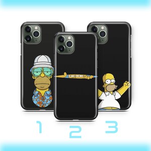 Könnte beinhalten: Drei schwarze iPhone-Hüllen mit verschiedenen Designs, die den Zeichentrickcharakter Bart Simpson zeigen. Die erste Hülle zeigt Bart in einem blau-orangenen Hawaiihemd und einem weißen Bucket-Hut. Die zweite Hülle zeigt Bart, der hinter einem schwarzen Hintergrund hervorlugt. Die dritte Hülle zeigt Bart in einem weißen Hemd, der die Faust in die Luft reckt.
