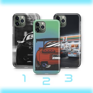Puede incluir: Tres fundas de teléfono diferentes con un coche deportivo rojo con un alerón negro. La primera funda es en blanco y negro, la segunda es verde y azul, y la tercera es negra con una tienda 7-Eleven en el fondo.