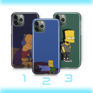 Puede incluir: Tres fundas para teléfono con Bart Simpson de Los Simpson. Las fundas son de color azul oscuro, azul y verde. Cada funda tiene una imagen diferente de Bart. Las fundas están numeradas 1, 2 y 3.