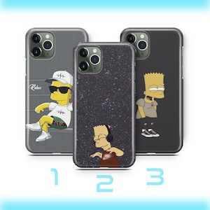 Peut inclure: Trois coques de téléphone avec des représentations de Bart Simpson. L'une montre Bart avec des lunettes de soleil et un chapeau, une autre avec un casque, et la troisième en tenue décontractée. Les coques sont numérotées 1, 2 et 3.