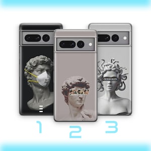 Può includere: Tre custodie per telefono con design diversi che presentano un'immagine in bianco e nero di una scultura con una maschera facciale, una scultura con un motivo floreale sugli occhi e una scultura di Medusa con la parola "CENSORED" sugli occhi.