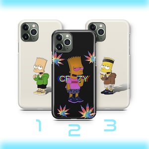Puede incluir: Tres fundas para teléfono con diseños de Bart Simpson. Una funda es negra con la palabra "Crazy" en texto colorido y diseños de hojas de marihuana. Las otras dos fundas son blancas con Bart Simpson con diferentes atuendos.