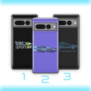 Puede incluir: Tres fundas para teléfono con diseños diferentes. La primera funda es negra con el texto "Regreso al futuro" en una fuente holográfica. La segunda funda es morada con una imagen de dibujos animados del DeLorean, la máquina del tiempo de la película "Regreso al futuro". La tercera funda es negra con un contorno azul del DeLorean y el texto "Ese es el poder del amor".