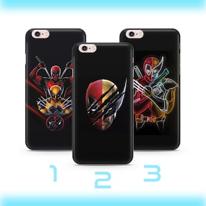 Puede incluir: Tres fundas de teléfono negras con diferentes diseños de superhéroes. La primera funda presenta a Deadpool y Wolverine, la segunda funda presenta un primer plano de la cara de Wolverine, y la tercera funda presenta a Deadpool en un diseño de neón.