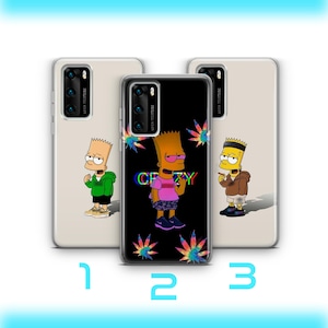 Puede incluir: Tres fundas para teléfono con diseños de personajes de dibujos animados. La funda central es negra con la palabra "CRAZY" en texto colorido. Las otras dos fundas son de color claro con ilustraciones de personajes de dibujos animados.