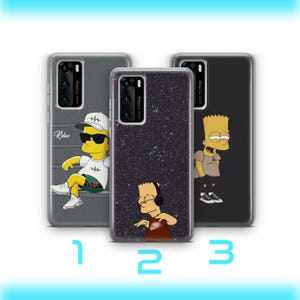 Puede incluir: Tres fundas para teléfono con diseños de personajes de dibujos animados. Una funda presenta a Bart Simpson con gafas de sol y la palabra "Relax". Otra tiene a Bart con auriculares, y la tercera muestra a Bart con zapatillas. Todas las fundas son transparentes.