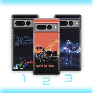 Puede incluir: Tres fundas para teléfono con diferentes escenas de la película Regreso al futuro. La primera funda presenta una máquina del tiempo DeLorean conduciendo por un cielo oscuro y estrellado. La segunda funda presenta una máquina del tiempo DeLorean conduciendo por una puesta de sol. La tercera funda presenta a Marty McFly de pie frente a una máquina del tiempo DeLorean.