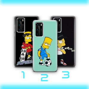 Puede incluir: Tres fundas para teléfono con diseños de personajes de dibujos animados. Una funda negra con un personaje sosteniendo una patineta. Otra es verde menta con un personaje y un balón de fútbol. La tercera es negra con un personaje y dinero.