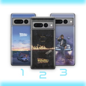 Puede incluir: Tres fundas para teléfono con diferentes diseños inspirados en la película Regreso al futuro. La primera funda presenta una escena de puesta de sol con un DeLorean conduciendo por un camino. La segunda funda presenta una escena de fuego con las palabras "Get ready... to go back." y "OUTATIME". La tercera funda presenta una escena con Marty McFly de pie frente a un DeLorean.