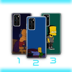 Puede incluir: Tres fundas para teléfono con diseños de personajes de dibujos animados. Una funda es azul oscuro con un personaje con auriculares, otra es azul con un personaje en pijama y la tercera es verde con un personaje con una camisa gris.