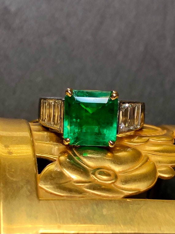 IMPORTANT 18K 4.08ct Square Colombian Emerald Bagu