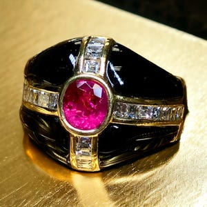 Op de afbeelding: Een gouden ring met een grote roze edelsteen omringd door kleinere diamanten. De ring is gezet in zwart emaille en heeft een kruisontwerp.