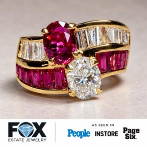 Anello a doppia fascia Toi Et Moi Estate in oro 18 carati con rubino ovale vivido e diamanti taglio baguette.