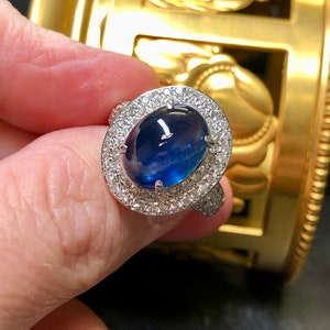 Anillo de cóctel con diamantes pavé de zafiro cabujón de 14 quilates Estate, 9,92 cts