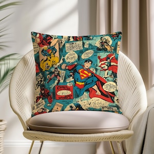 Peut inclure: Coussin carré avec un design de bande dessinée vintage mettant en scène Superman. Le fond turquoise est rempli de cases de bandes dessinées et de bulles. Superman est représenté dans son costume classique bleu et rouge.