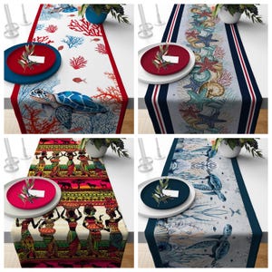 Puede incluir: Se muestran cuatro caminos de mesa con diferentes diseños. Uno presenta una tortuga marina y coral, otro tiene conchas y estrellas de mar, un tercero representa figuras africanas y el último muestra tortugas marinas y plantas acuáticas. Cada camino se combina con un plato.