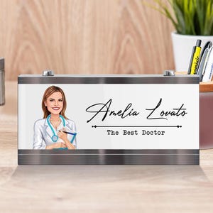 Placa de escritorio personalizada para doctor: retrato de caricatura de doctora
