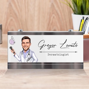 Gepersonaliseerde naambordje dermatoloogbureau: cadeau karikatuur arts